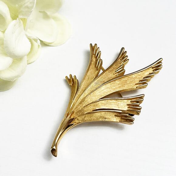 Crown Trifari 1960's Textured Gold Tone Leaf Brooch - Picture 1 of 6